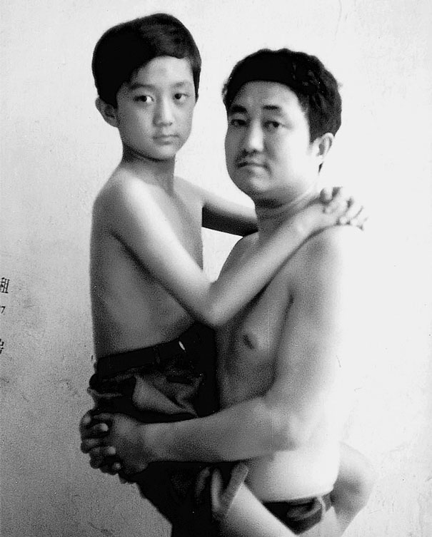 Father And Son Took The Same Picture For 28 Years &#8211; Until The Last One