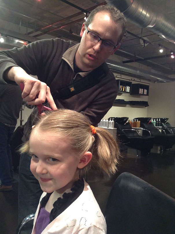 Hair Salon Teaches Dads How To Do Their Daughters&#8217; Hair By Offering Beer
