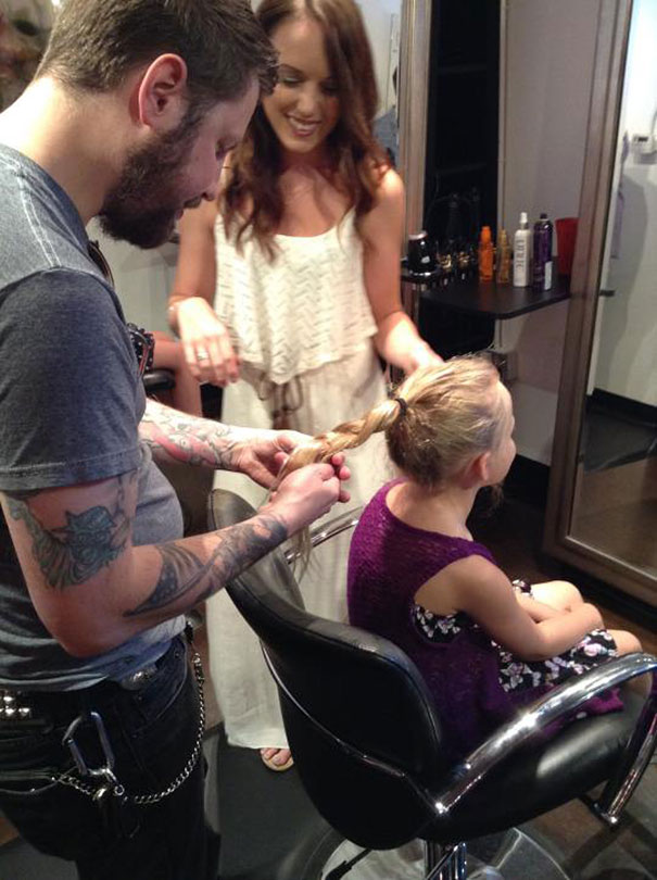 Hair Salon Teaches Dads How To Do Their Daughters&#8217; Hair By Offering Beer