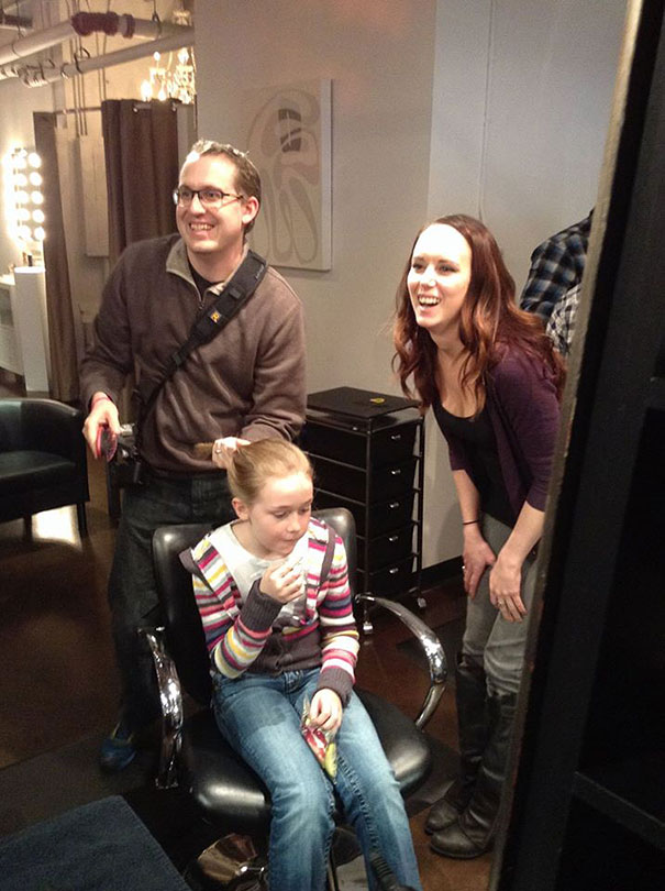 Hair Salon Teaches Dads How To Do Their Daughters&#8217; Hair By Offering Beer