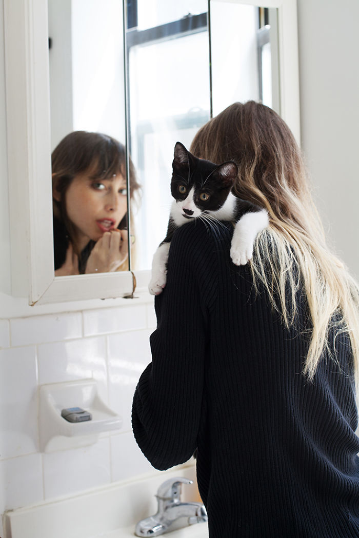I Photograph Girls And Their Adopted Cats I Photograph Girls And Their Adopted Cats