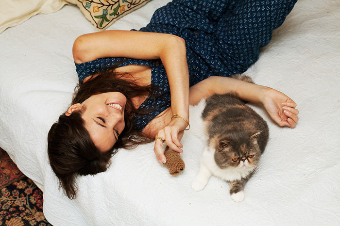 I Photograph Girls And Their Adopted Cats I Photograph Girls And Their Adopted Cats