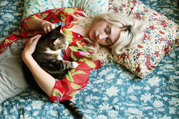 I Photograph Girls And Their Adopted Cats I Photograph Girls And Their Adopted Cats