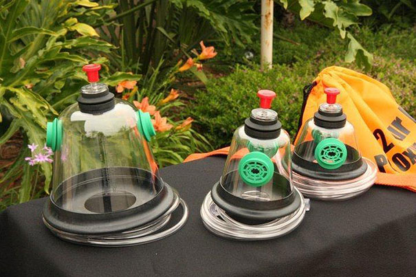 Firemen Revive Unconscious Cat Using Special Pet Oxygen Mask Firemen Revive Unconscious Cat Using Special Pet Oxygen Mask