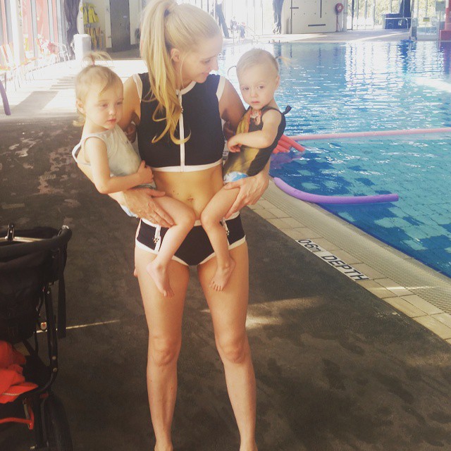 Mom Adds FAQ Signs To Her Twins After Getting Fed Up With Strangers’ Questions Mom Adds FAQ Signs To Her Twins After Getting Fed Up With Strangers’ Questions