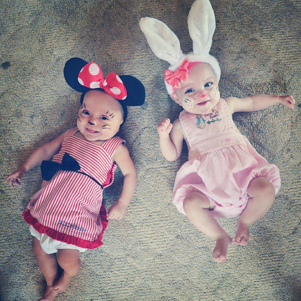 Mom Adds FAQ Signs To Her Twins After Getting Fed Up With Strangers’ Questions Mom Adds FAQ Signs To Her Twins After Getting Fed Up With Strangers’ Questions