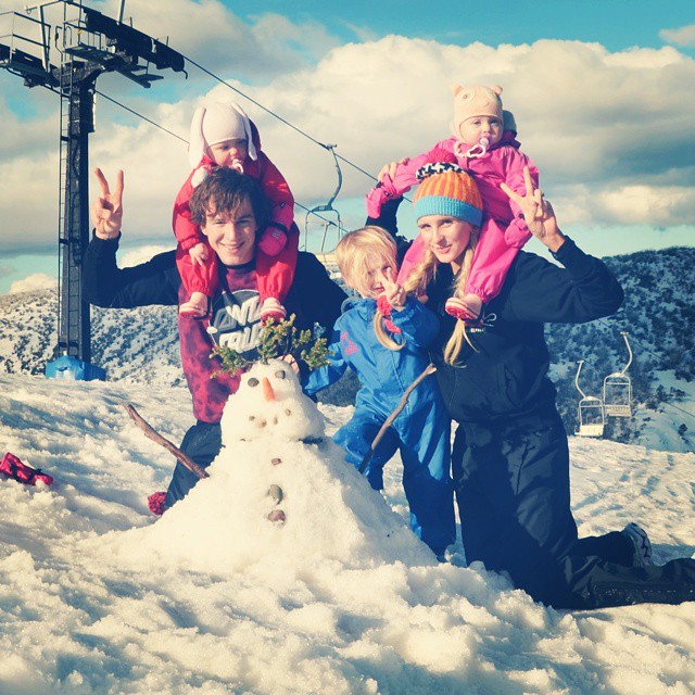 Mom Adds FAQ Signs To Her Twins After Getting Fed Up With Strangers’ Questions Mom Adds FAQ Signs To Her Twins After Getting Fed Up With Strangers’ Questions