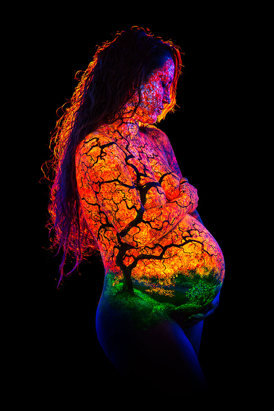 I Paint “Bodyscapes” That Glow Under Black Light I Paint “Bodyscapes” That Glow Under Black Light