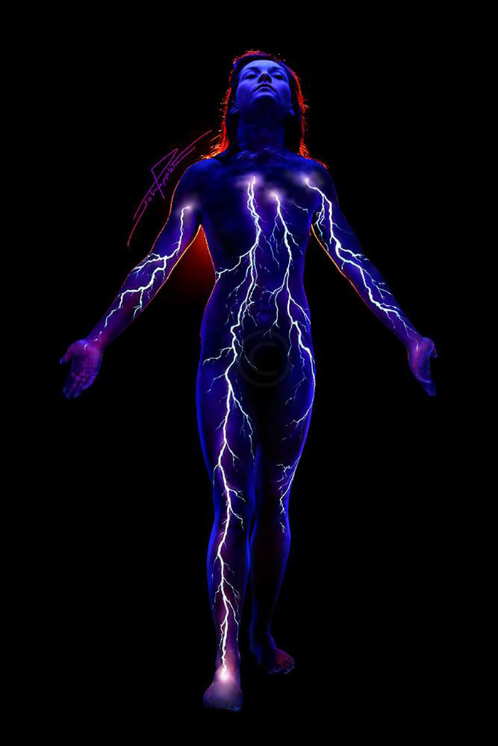 I Paint “Bodyscapes” That Glow Under Black Light I Paint “Bodyscapes” That Glow Under Black Light