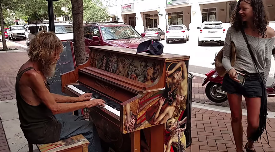 Homeless Man Stuns Passersby By Playing Styx&#8217;s &#8216;Come Sail Away&#8217; On Street Piano