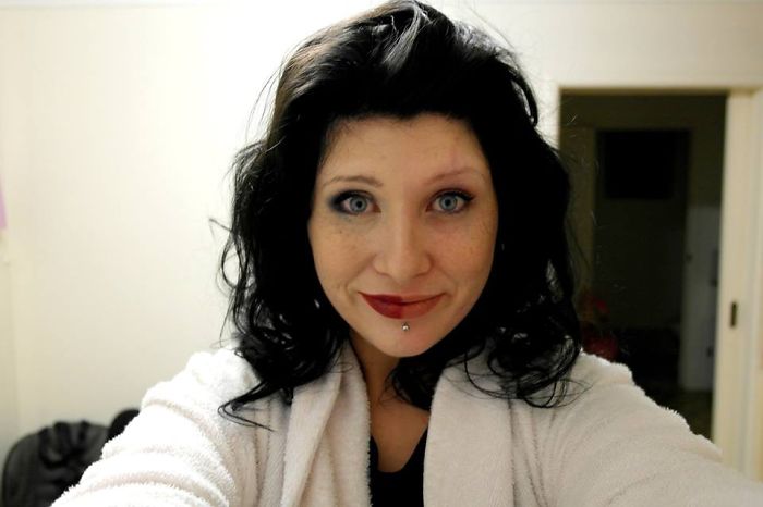 Women Post Selfies With Half-Made-Up Faces To Fight Makeup Shaming Women Post Selfies With Half-Made-Up Faces To Fight Makeup Shaming