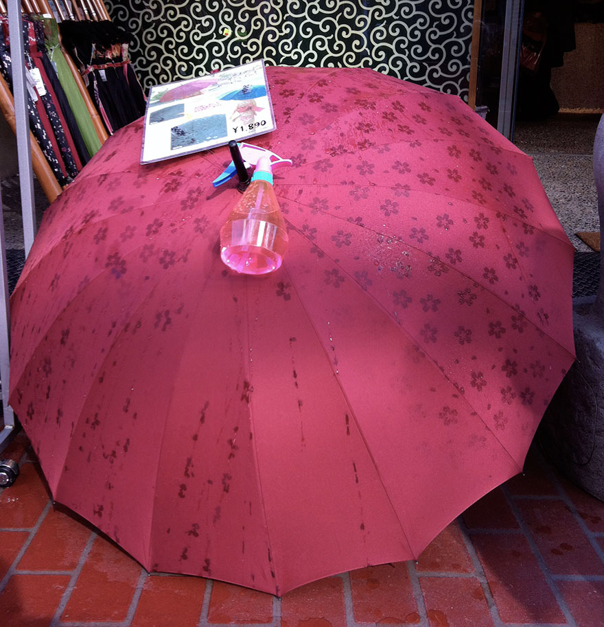 These Japanese Umbrellas Reveal Hidden Patterns When Wet