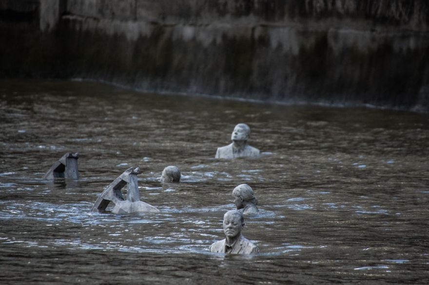 I Sculpted Four Horsemen And Submerged Them In The Thames To Warn Of Climate Change I Sculpted Four Horsemen And Submerged Them In The Thames To Warn Of Climate Change