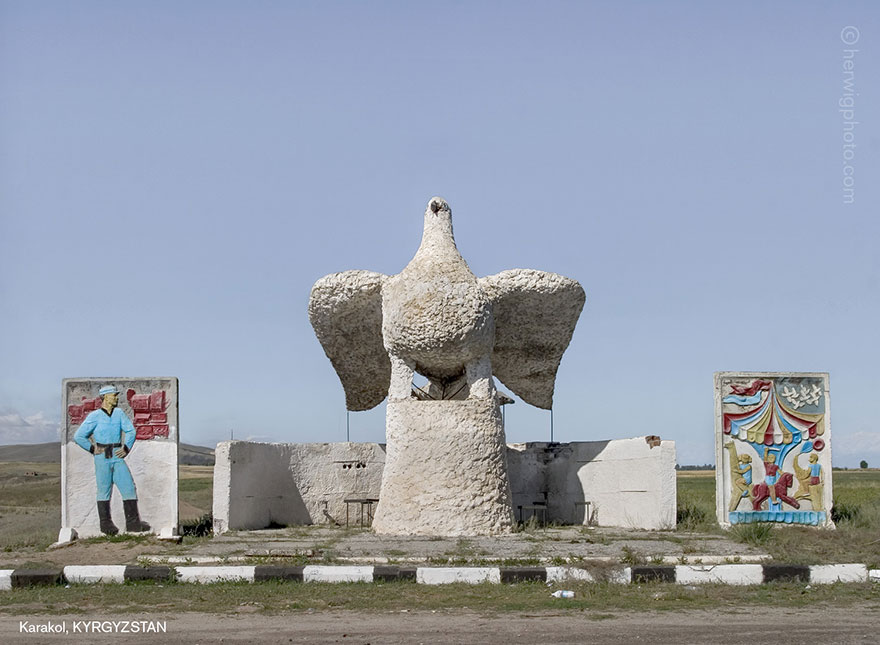 Photographer Travels 30,000km Documenting Soviet Bus Stops And Is Accused Of Spying