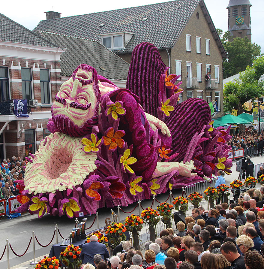 19 Giant Flower Sculptures Honour Van Gogh At World&#8217;s Largest Flower Parade In The Netherlands