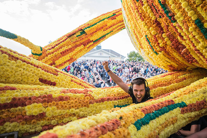 19 Giant Flower Sculptures Honour Van Gogh At World&#8217;s Largest Flower Parade In The Netherlands