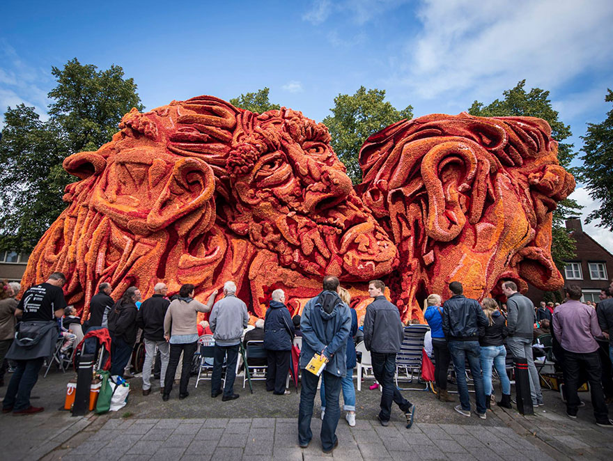 19 Giant Flower Sculptures Honour Van Gogh At World&#8217;s Largest Flower Parade In The Netherlands