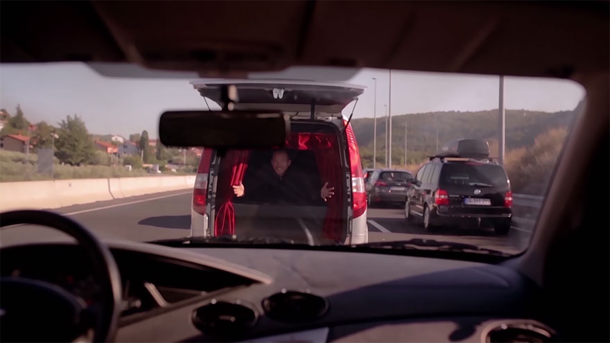 Trunk Theater  That Entertains People Stuck In Traffic Jams