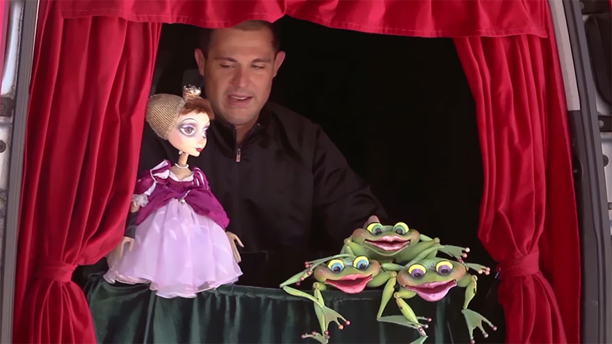 Trunk Theater  That Entertains People Stuck In Traffic Jams