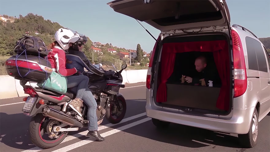 Trunk Theater  That Entertains People Stuck In Traffic Jams