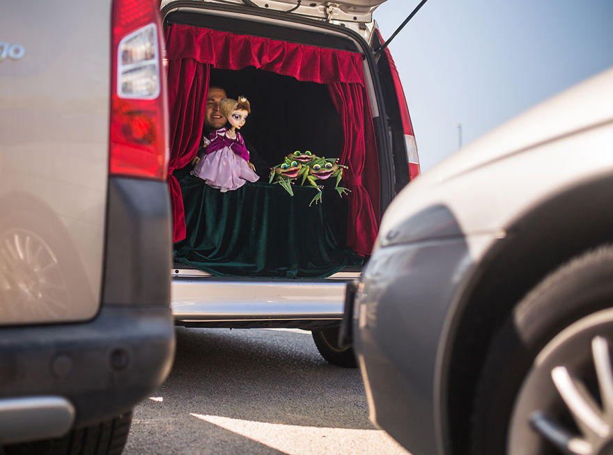 Trunk Theater  That Entertains People Stuck In Traffic Jams