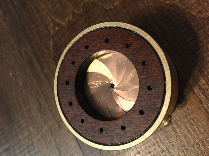 Guy Proposes To His Photographer Girlfriend With DIY Camera Lens Aperture Box Guy Proposes To His Photographer Girlfriend With DIY Camera Lens Aperture Box