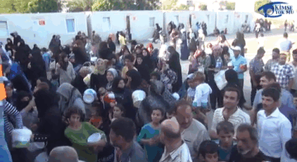 Turkish Bride &#038; Groom Spend Their Wedding Day Feeding 4,000 Refugees