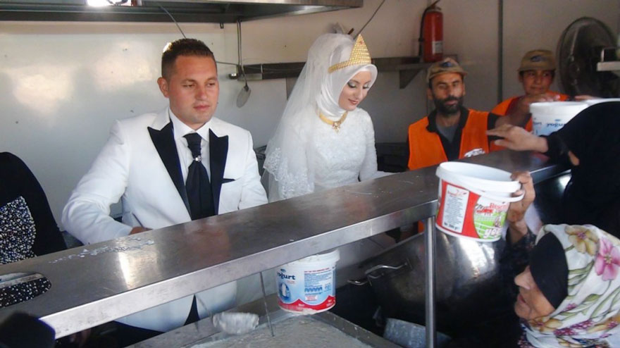 Turkish Bride &#038; Groom Spend Their Wedding Day Feeding 4,000 Refugees
