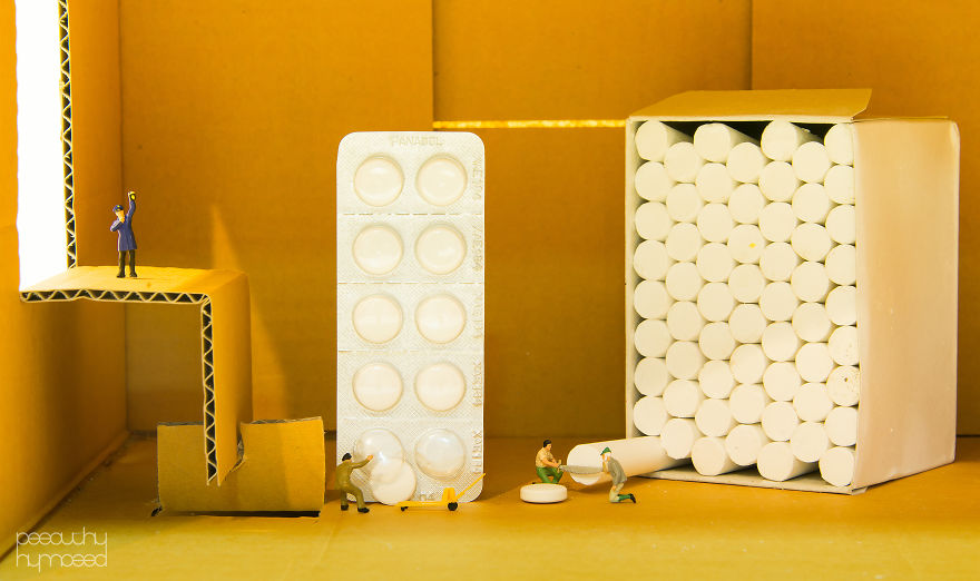 I Capture Miniature People Dealing With Everyday Life Objects