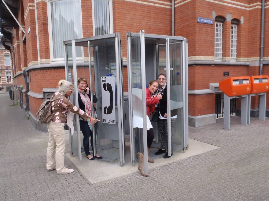 I Travel Around The World And Photograph Payphones Before They Are Gone