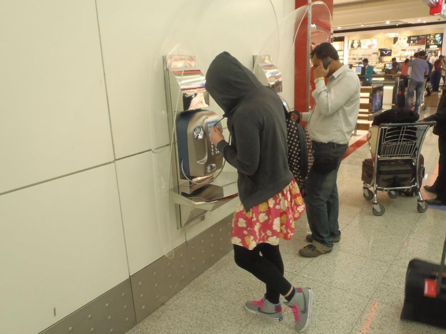 I Travel Around The World And Photograph Payphones Before They Are Gone