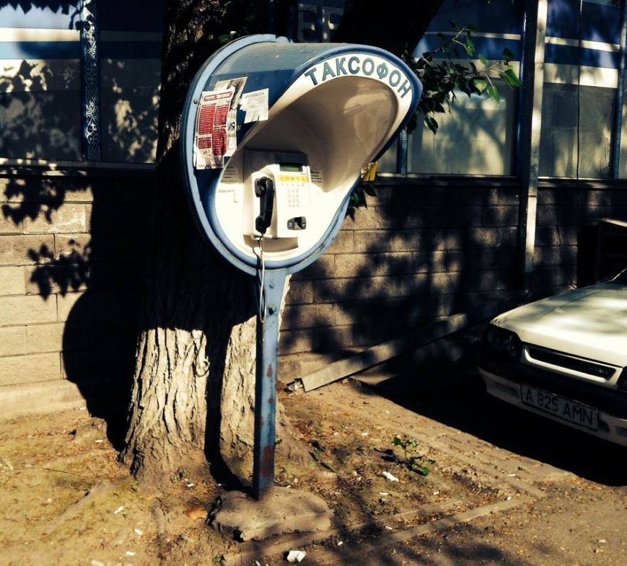 I Travel Around The World And Photograph Payphones Before They Are Gone