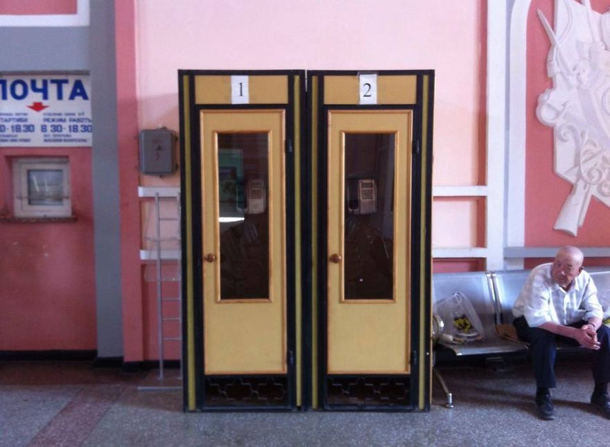 I Travel Around The World And Photograph Payphones Before They Are Gone