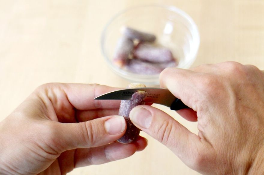 How To Make A Creepy Beet ‘n Bloody Mary Halloween Cocktail How To Make A Creepy Beet ‘n Bloody Mary Halloween Cocktail