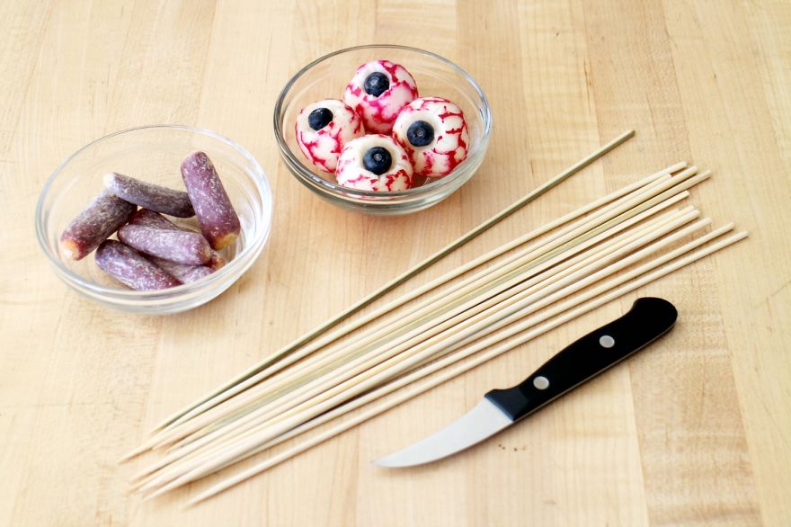 How To Make A Creepy Beet ‘n Bloody Mary Halloween Cocktail How To Make A Creepy Beet ‘n Bloody Mary Halloween Cocktail