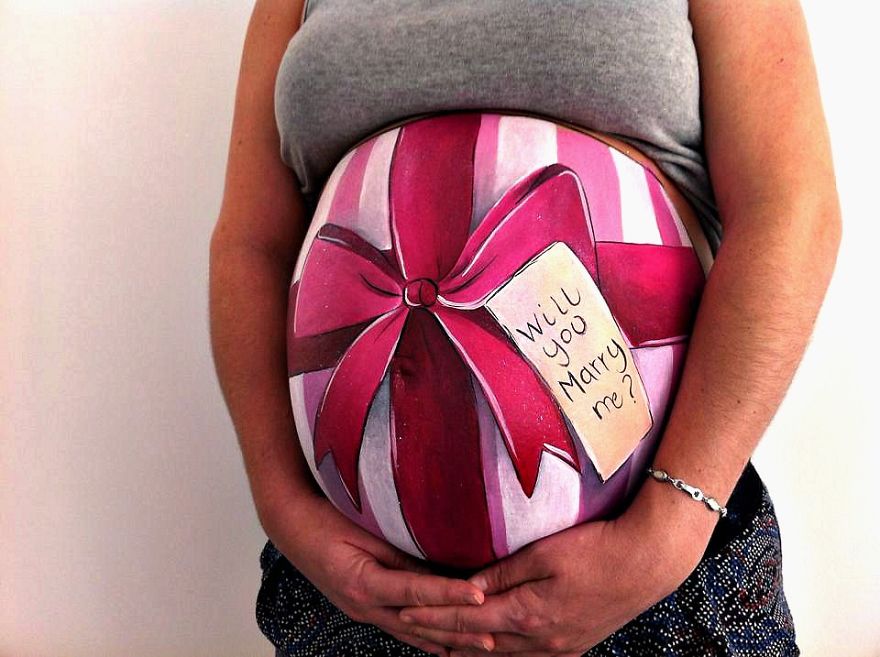 Dad-To-Be Proposes To His Pregnant Girlfriend With Baby Bump Painting That Was Revealed In The Mirror Dad-To-Be Proposes To His Pregnant Girlfriend With Baby Bump Painting That Was Revealed In The Mirror