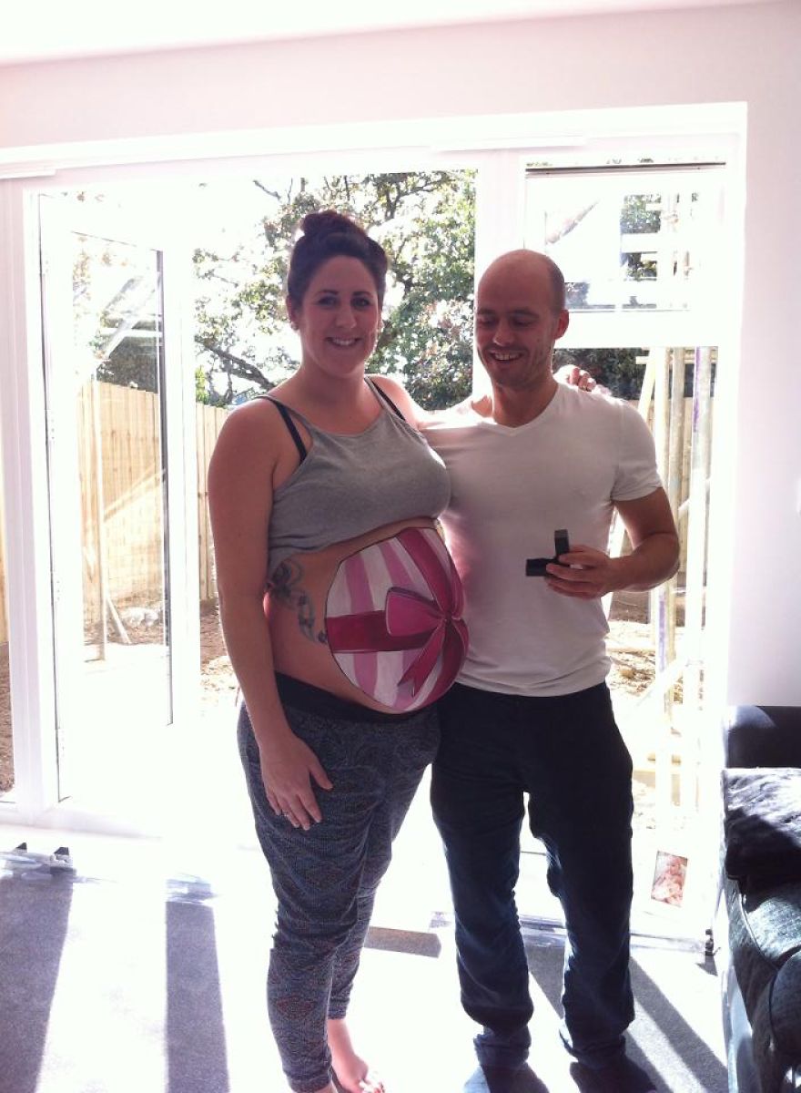 Dad-To-Be Proposes To His Pregnant Girlfriend With Baby Bump Painting That Was Revealed In The Mirror Dad-To-Be Proposes To His Pregnant Girlfriend With Baby Bump Painting That Was Revealed In The Mirror