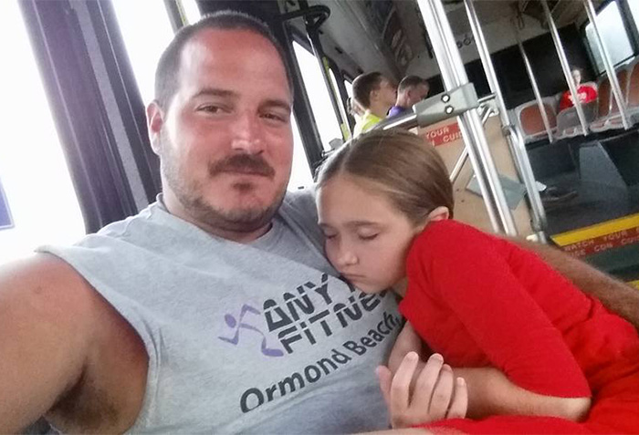 After Becoming A Single Dad, He Learned How To Do His Daughter&#8217;s Hair And Now Teaches Other Dads