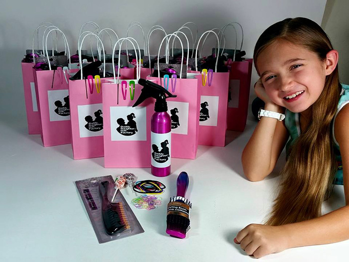 After Becoming A Single Dad, He Learned How To Do His Daughter&#8217;s Hair And Now Teaches Other Dads