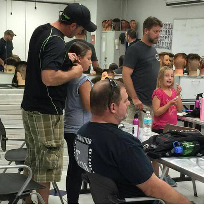 After Becoming A Single Dad, He Learned How To Do His Daughter&#8217;s Hair And Now Teaches Other Dads