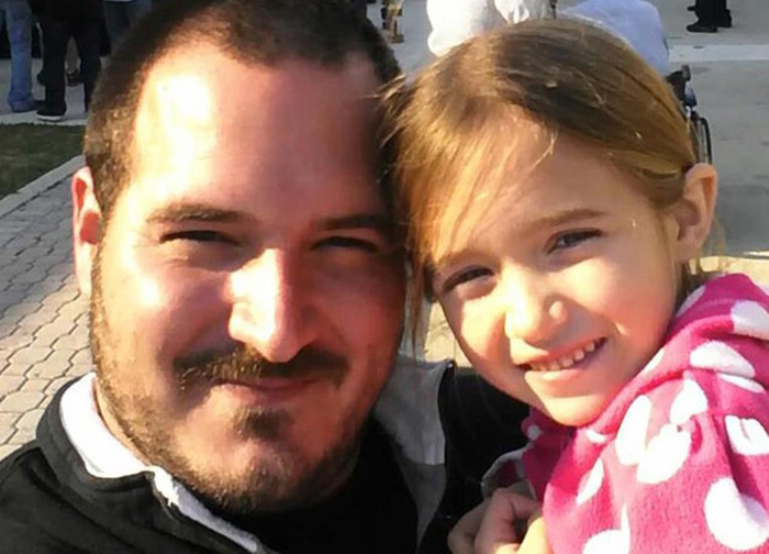 After Becoming A Single Dad, He Learned How To Do His Daughter&#8217;s Hair And Now Teaches Other Dads