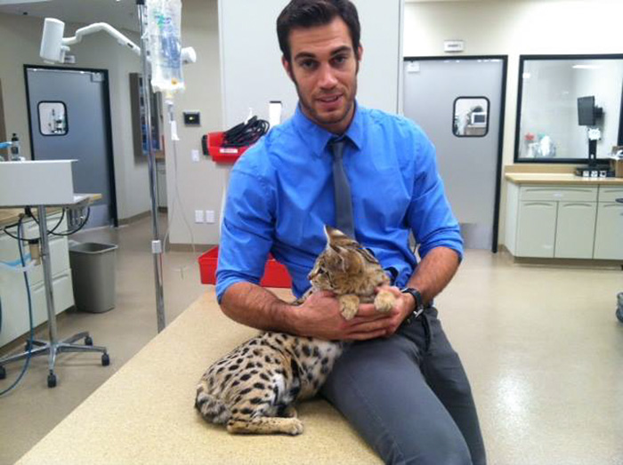 The Hottest Animal Doctor Ever That’ll Make You Want To Get Your Pet Checked The Hottest Animal Doctor Ever That’ll Make You Want To Get Your Pet Checked