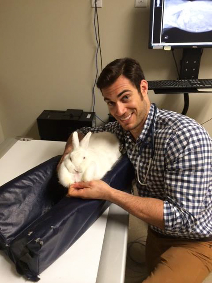 The Hottest Animal Doctor Ever That’ll Make You Want To Get Your Pet Checked The Hottest Animal Doctor Ever That’ll Make You Want To Get Your Pet Checked