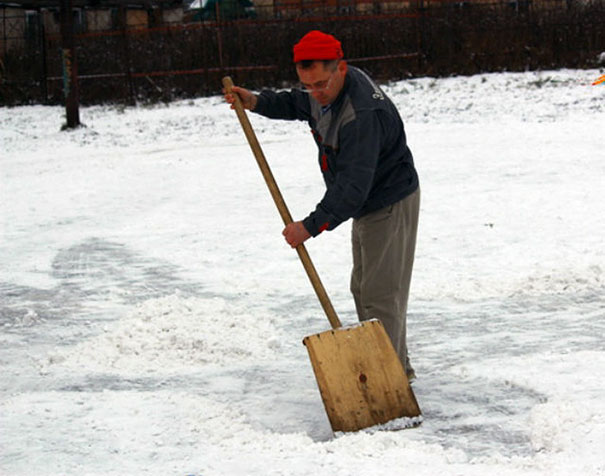 School Janitor Makes Snow Drawings With His Shovel To Bring Joy To Children School Janitor Makes Snow Drawings With His Shovel To Bring Joy To Children