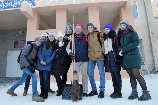 School Janitor Makes Snow Drawings With His Shovel To Bring Joy To Children School Janitor Makes Snow Drawings With His Shovel To Bring Joy To Children