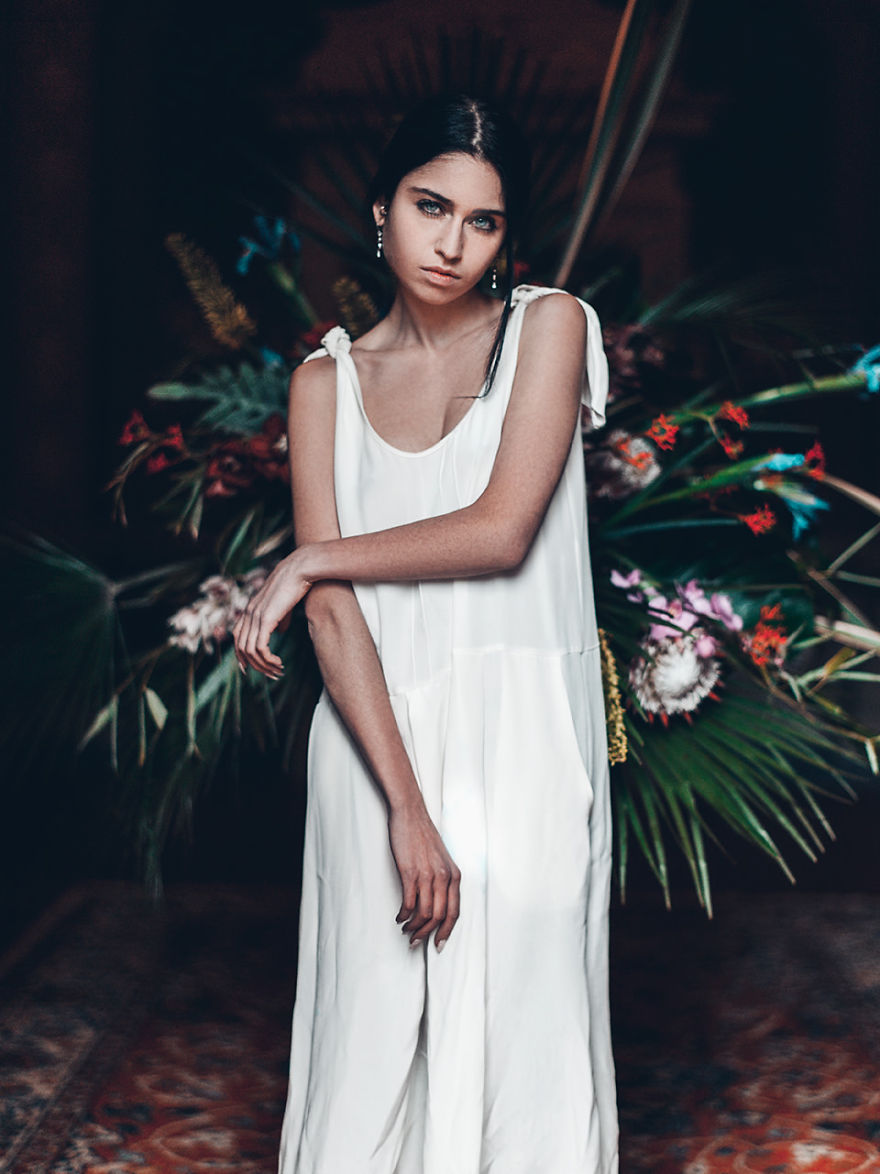 Experiment: 12 Photographers Were Given 15 Minutes, Flowers, And A Model In The Same Villa