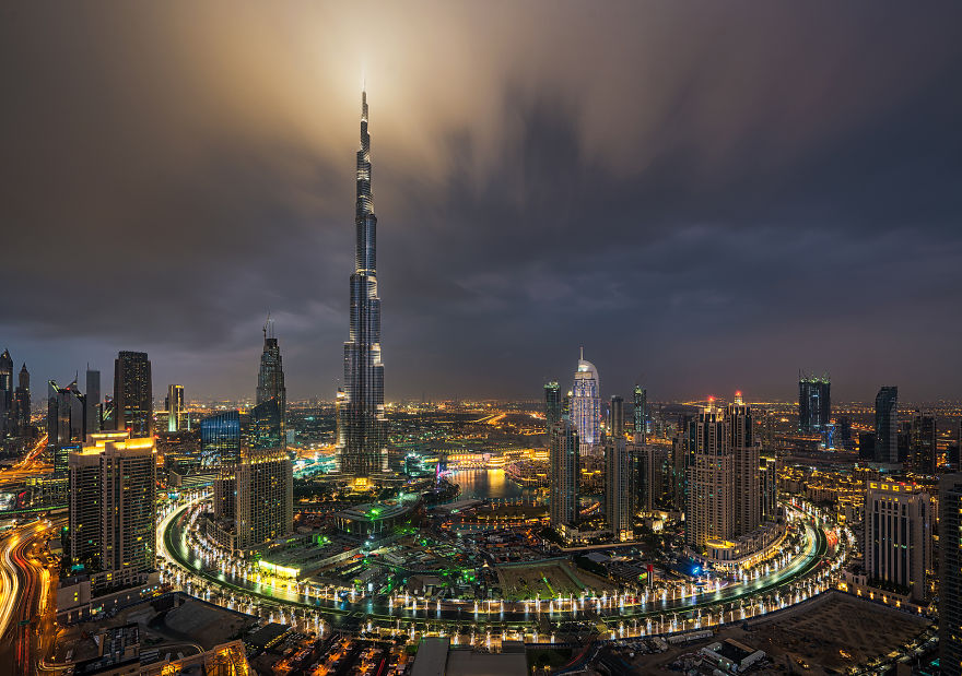Night-Time Dubai Looks Like It Came Straight From A Sci-Fi Movie Night-Time Dubai Looks Like It Came Straight From A Sci-Fi Movie