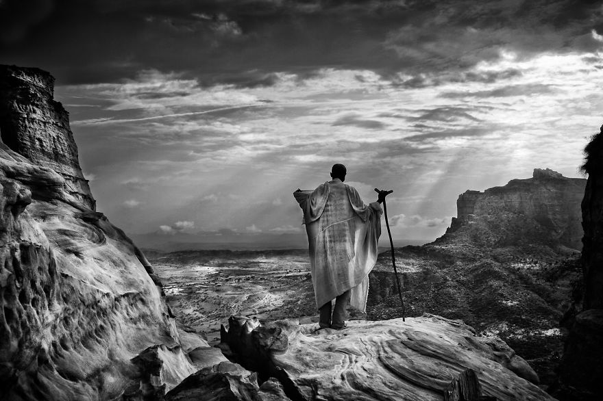 German Photographer Documented His 350 Miles Trek On Three Donkeys Around The Most Remote Places In Africa