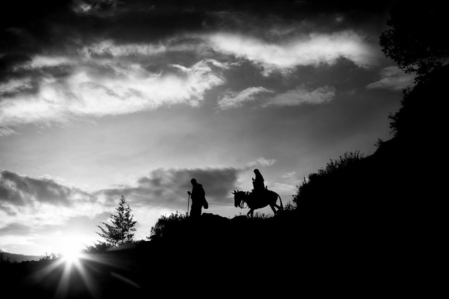 German Photographer Documented His 350 Miles Trek On Three Donkeys Around The Most Remote Places In Africa