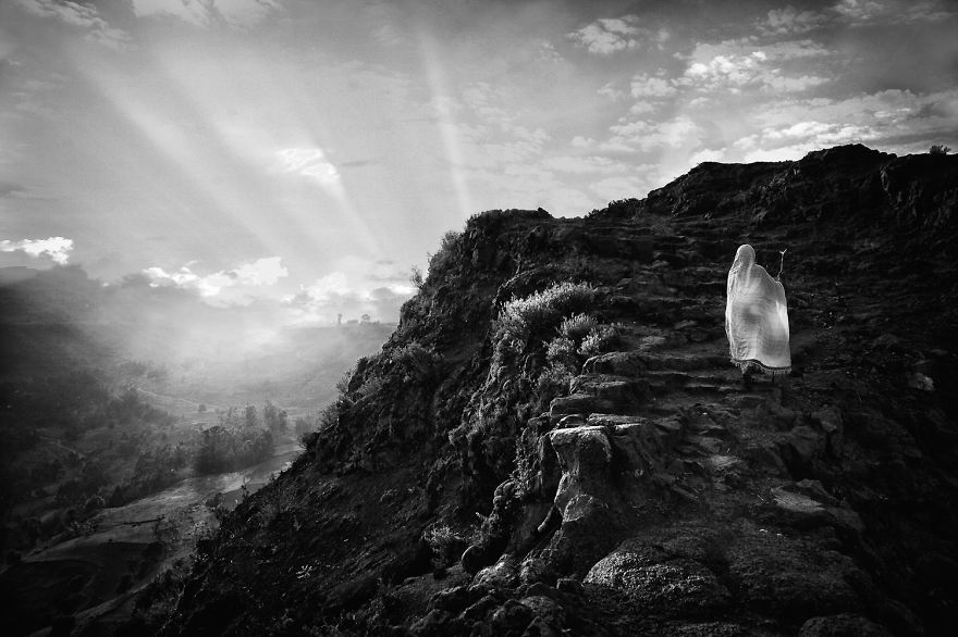 German Photographer Documented His 350 Miles Trek On Three Donkeys Around The Most Remote Places In Africa